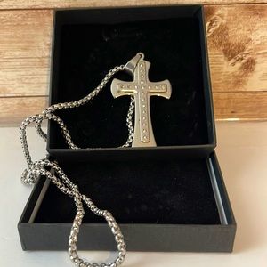 Fine metal men’s necklace with a beautiful detailed cross